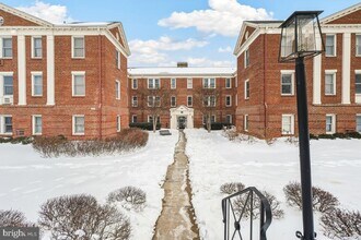 Building Photo - 906 S Washington St