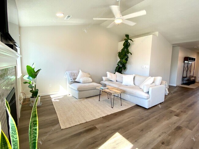 Building Photo - Modern Comfort in Northwest Redmond