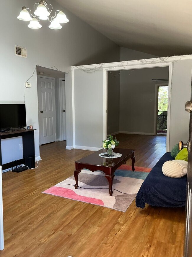 Foto del edificio - 1BR/1 BA + Bonus Room and balcony in Stadi...