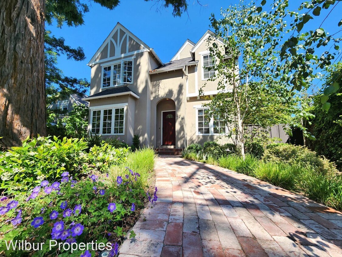Foto principal - 5 br, 3.5 bath House - 215 Santa Rita Avenue