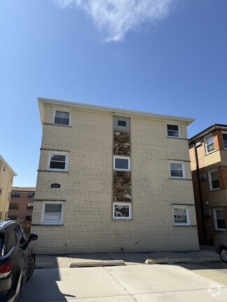 Building Photo - 8529 W Catalpa Ave