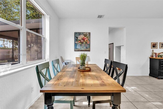 Foto del edificio - 2927 Bogota Ave