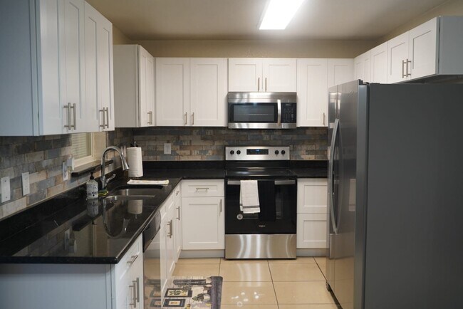 Foto del edificio - 4455 Lemans Drive, Unit 4