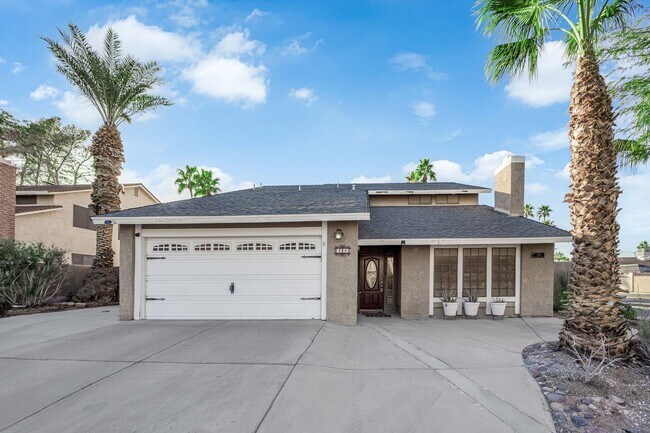 Foto del edificio - Beautiful 4 bed/ 3 bath POOL Home For Rent