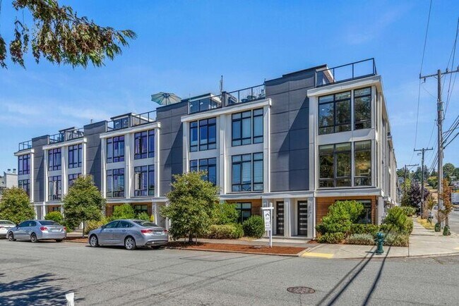 Building Photo - Stunning AIR CONDITIONED Alki Townhome w/ ...