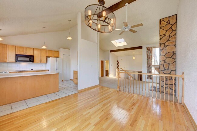 Foto del edificio - $1,995.95, 2 Bed, 2 Bath Townhome in Lakewood with Central AC and In Unit Laundry!