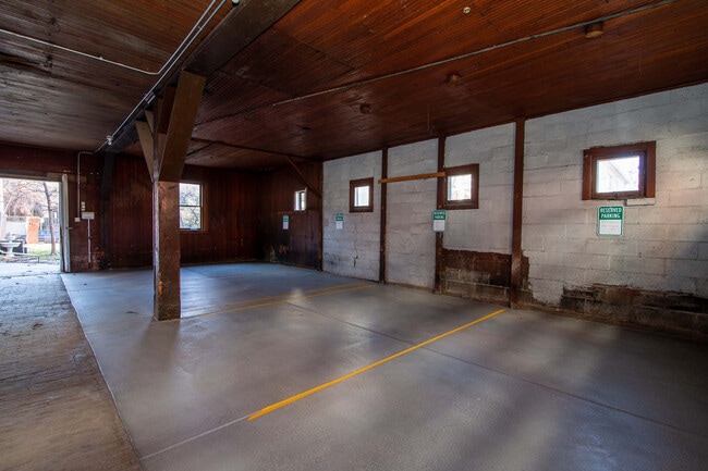 Building Photo - 930 N Washington