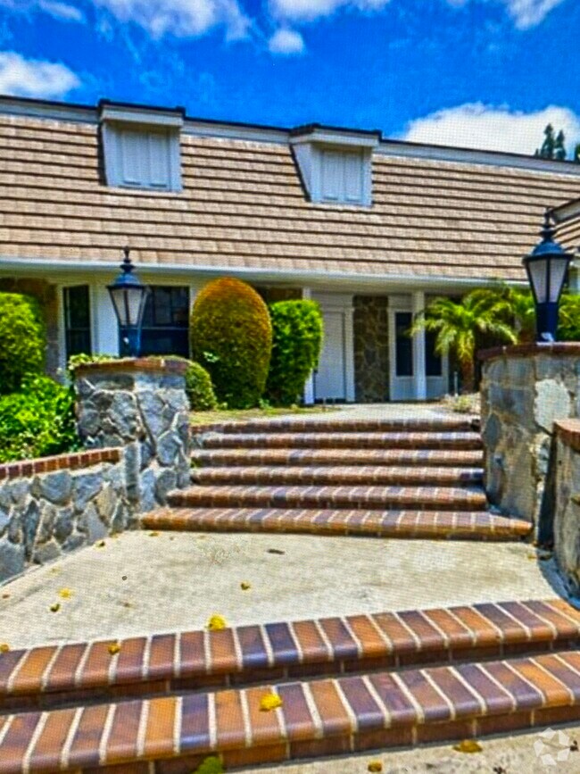 Scout Trail Apartments for Rent with Hardwood Floors Anaheim, CA 1