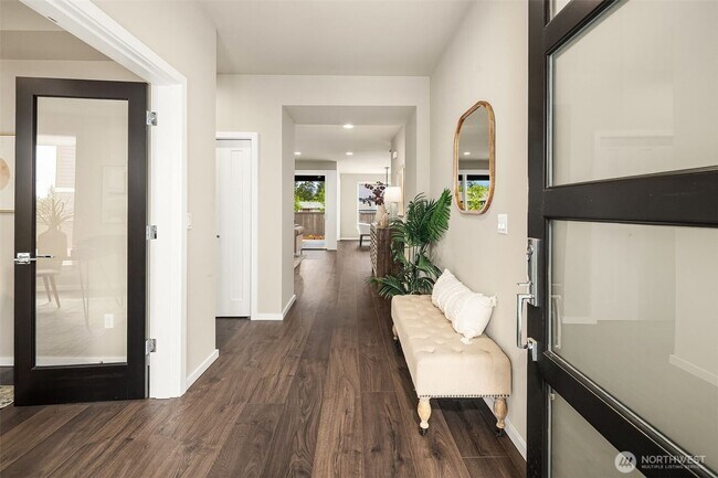 Building Photo - Luxurious & Spacious 5-bedroom home with a...