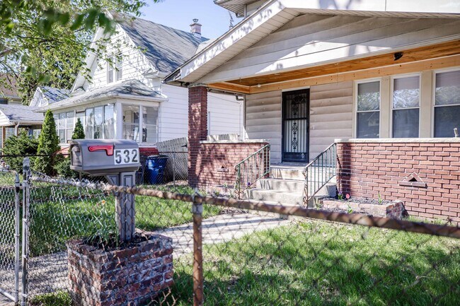 Foto del edificio - Spacious and Beautidul Four Bedroom Home!