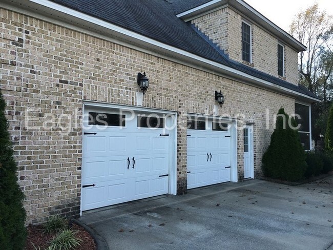 Building Photo - 1205 Sunset Dr