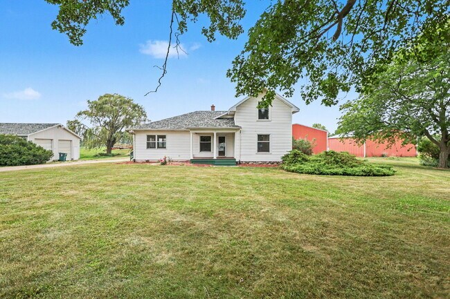 Foto del edificio - Secluded Farmhouse on over 1.5 acres.  $1990/ Month.  3 beds/ 2 baths