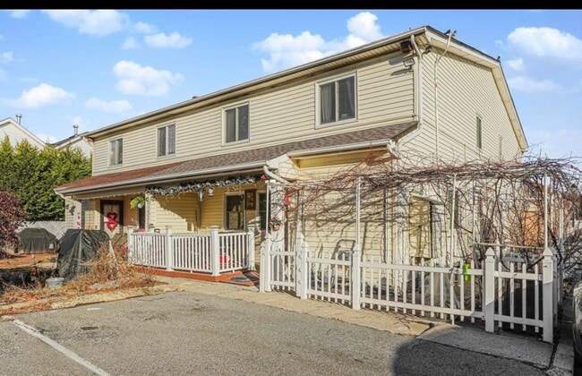 Building Photo - 31 Greentree Ln
