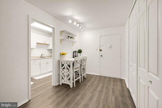 Foto del edificio - 2401 H St NW