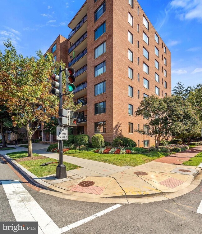 Building Photo - 3315 Wisconsin Ave NW
