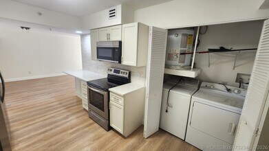 Building Photo - 820 Lavers Cir