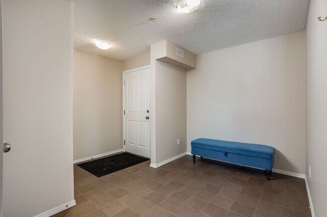 Photo du bâtiment - Convenient 2B/2B Condo located in Saddleridge next to LRT (IP033)