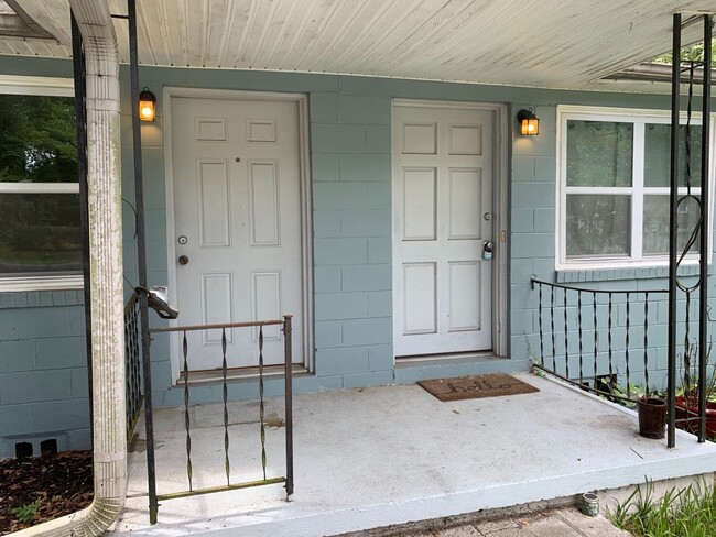 Building Photo - West Ashley Duplex!