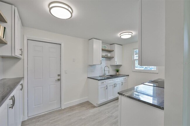 Foto del edificio - 2028 N Betty Ln