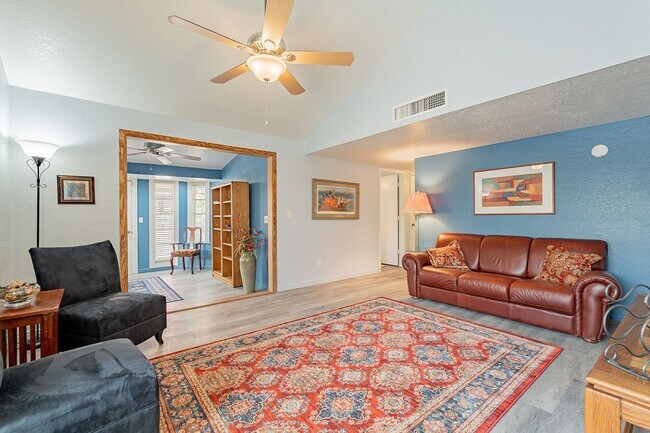 Foto del edificio - ATTRACTIVE  WEST CENTRAL 2 BEDROOM HOME W/...