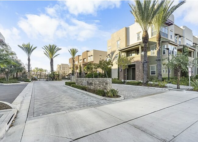 Building Photo - Modern 3-Bedroom Townhome in Gated Strata Pointe