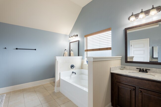 Building Photo - 646 Village Market Dr