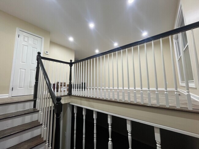 Building Photo - 207 Tallman Ave