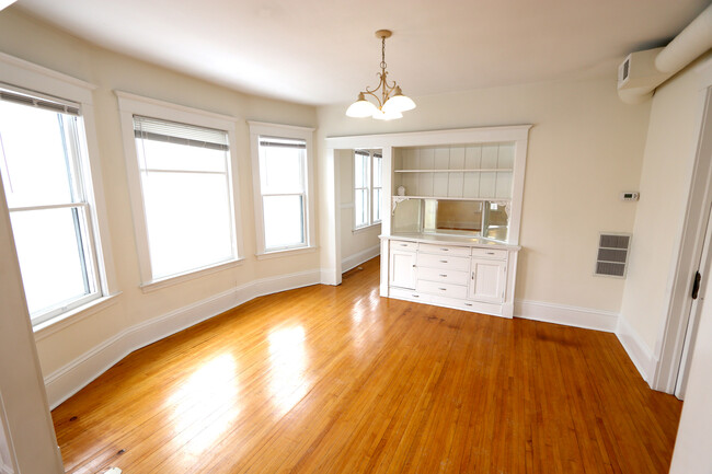 Comedor. - 2934 Oakland Avenue