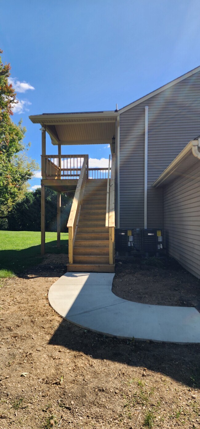 Entrada al apartamento del segundo piso desde la entrada para vehículos. - 30 Edgewood Dr