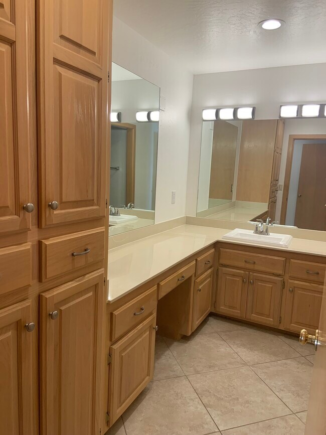Foto del edificio - 4754 Hemlock Cir
