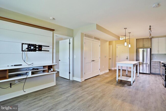 Building Photo - 145 Riverhaven Dr