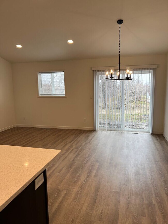 Building Photo - 4 Bed 3 Bath Twin Home
