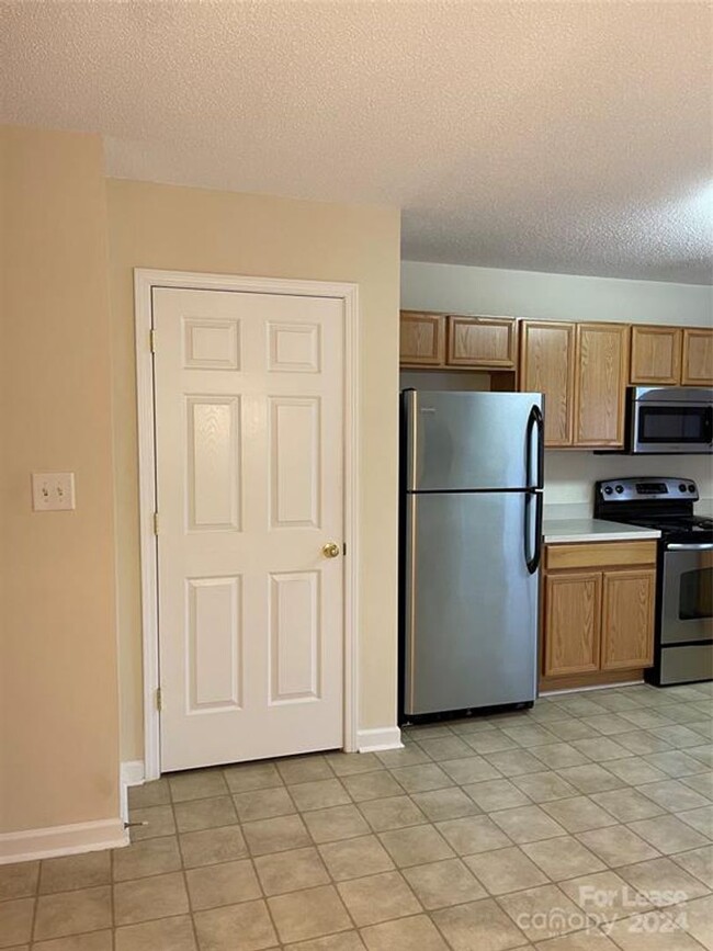 Building Photo - Spacious 2BR 2BA Townhome In Prime Location!