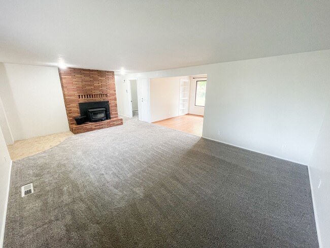 Foto del edificio - 3 Bedroom, 2 bath house in Moyina Heights