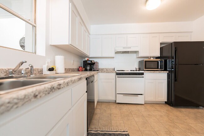 Foto del edificio - Stylish & Fully Furnished 2-Bedroom in the Heart of Farmington – Flexible Lease Terms!