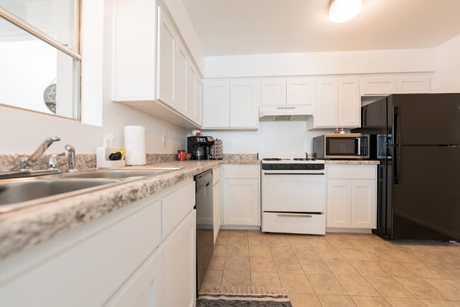 Building Photo - Stylish & Fully Furnished 2-Bedroom in the Heart of Farmington – Flexible Lease Terms!
