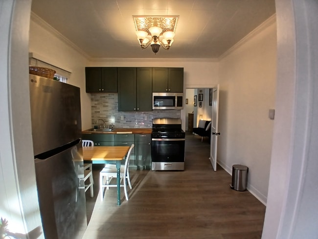 Building Photo - 402 S Chestnut St