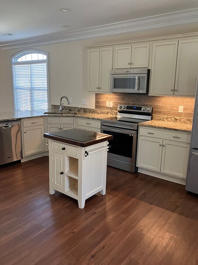 Building Photo - Like new brick 3 bedroom townhome in Lake ...