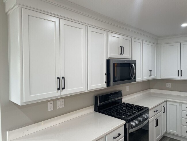 Building Photo - Gorgeous 4Bed 2.5Bath 5 acre lot wooded oasis