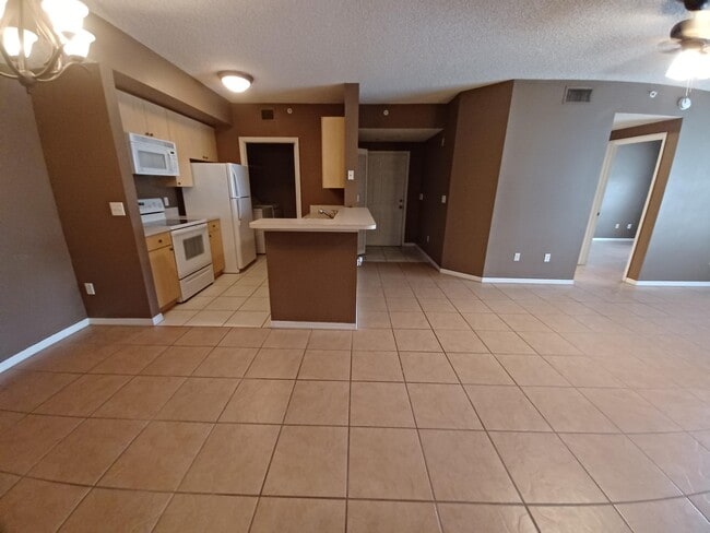Building Photo - 5016 Lantana Rd