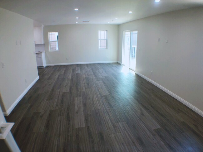 Foto del edificio - 9559 Firestone Blvd