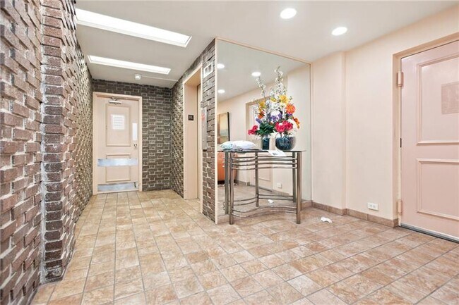 Building Photo - 5841 Morrowfield Ave