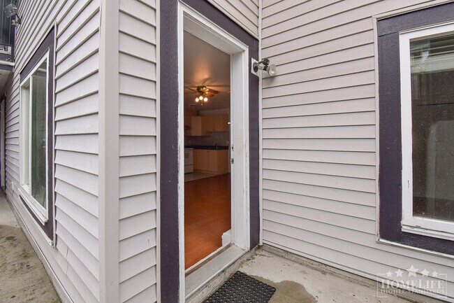 Photo du bâtiment - 1 - Bed + 1 - Bath Basement Suite for Rent...
