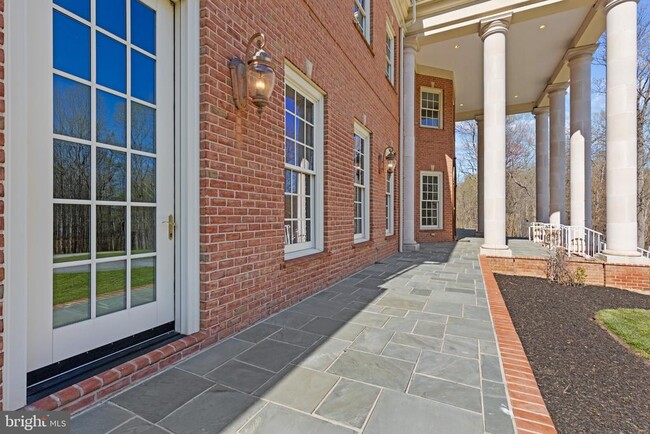 Foto del edificio - 14815 Dover Rd