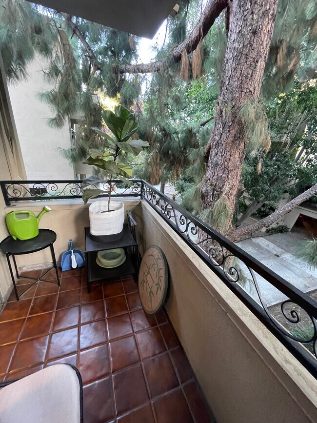 Foto del edificio - 6728 Hillpark Dr