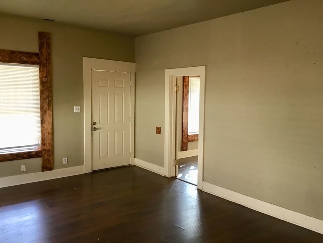 Building Photo - 3 br, 1 bath House - 106 W. Foreman St.