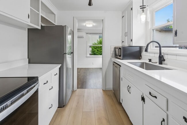 Building Photo - Updated 2 bed 1 bath Wedgewood area home