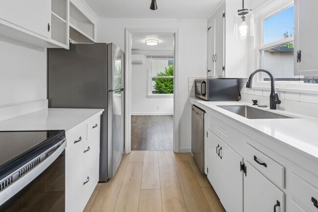 Foto del edificio - Updated 2BR Wedgwood Home w/ Utility Packa...
