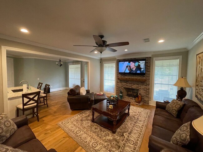 Foto del edificio - Home For Rent in Madison