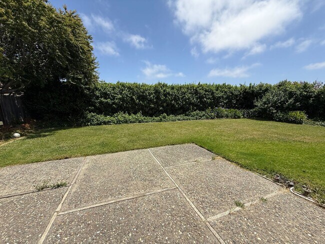 Building Photo - Charming North Salinas 3BR/2BA with Privat...